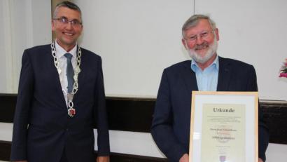 Bild: kro
Hohe Auszeichnung für Josef Schmidkonz (rechts): Er wurde zum Altbürgermeister ernannt. Sein Nachfolger, Bürgermeister Franz Schöner, überreichte ihm die Ehrenurkunde.