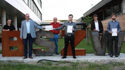 Bild: wro
Die offizielle Preisverleihung fand vor den Schulhaustüren statt. Im Bild (von links) Thilo Bareuther, Förderverein-Vorsitzender Holger Höcht, Dr. Hermann Körner, Kean Kökten, BSZ-Schulleiter Thomas Metzler und Thomas Frischholz.