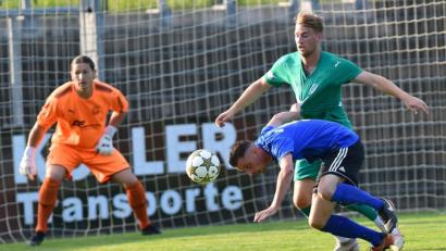 Bild: Alfred Schwarzmeier
SpVgg-SV-Stürmer Josef Rodler (vorne) müht sich beim 1:0-Heimsieg gegen den SV Fortuna Regensburg ab. Am Dienstag geht's für die Weidener zum TSV Bad Abbach.