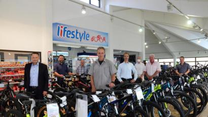 Bild: Kunz
Triathlon-Profi Stephan Loew (Vierter von links) gilt als Zweirad-Experte. Oberbürgermeister Jens Meyer (links) gratuliert zur Geschäftseröffnung.