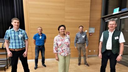 Bild: lg
Eine weitgehende Bestätigung des bisherigen Führungsteams brachten die Neuwahlen. Das Bild zeigt (von links) Johann Scheuerer (zweiter Vorsitzender), Fritz Reichert (forstlicher Berater), Beate Politzka (dritte Vorsitzende), Walter Ostermayr (Vorstandsmitglied) und Martin Prey (Vorsitzender).