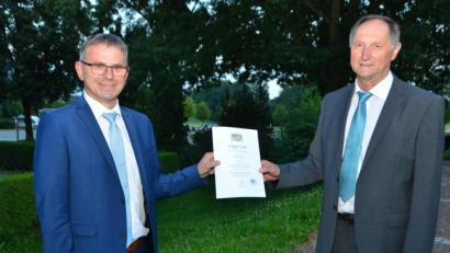 Bild: dob
Konrektor Richard Troglauer (rechts) von der Pfalzgraf-Friedrich-Mittelschule verabschiedet sich mit dem Schuljahresende von der Bildungseinrichtung. Rektor Hubert Reil (links) überreicht die Entlassurkunde des Freistaats.