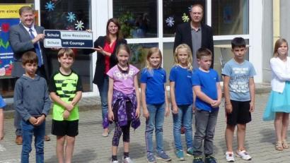 Bild: jp
Stolz präsentieren die Kastler Schüler und die Ehrengäste das neuen Schulschild und die Verleihungsurkunde. Mit dabei (von links): Schulamtsdirektor Gerald Haas, Bürgermeister und Pate Stefan Braun, Schulleiterin Ulrike Hampel- Sperlich und Thomas Vitzthum vom Bezirksjugendring.