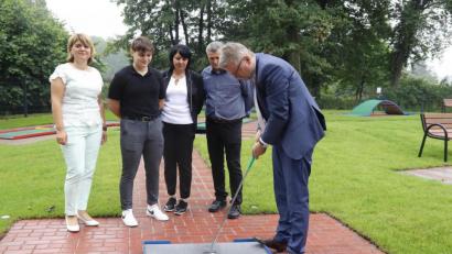 Bild: mfh
1. Bürgermeister Michael Göth führte kürzlich den ersten Schlag auf der neu eröffneten Minigolf-Anlage am Freizeittreff "Sieben Quellen" aus. Wegen des anhaltend leichten Regens hatten Adriana Chesaru, Simon Chesaru, Geschäftsführerin Manuela Sallmen und Petru Chesaru (von links) damals allerdings auf ein Spiel verzichtet.