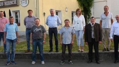 Bild: gf
Das Führungsteam der Kreishandwerkerschaft Amberg-Sulzbach. Dritter von rechts Kreishandwerksmeister Hans Weber, Zweiter von links sein Stellvertreter Dietmar Lenk.