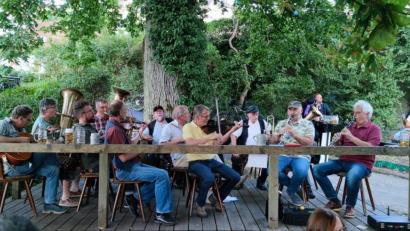 Bild: müb
Die Bettler-Big-Band gestaltete ihr Sehnsuchtstreffen als öffentliche Musikprobe im Biergarten beim Pamler im Hag.