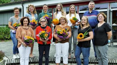 Bild: wbe
Blumen zum Ende der Zeit an der Jahnschule: (vorne, von links) Lisa Stoll-Sperl, Karin Hambeck, Barbara Ortlieb, Stefanie Ruoff, Rektorin Andrea Dechant, (hinten, von links) Lisa Schmid, Susanne Möller, Veronika Radl-Wohlfahrt, Jasmin Pachl, Anna Stiegler und Konrektor Christian Hahn.