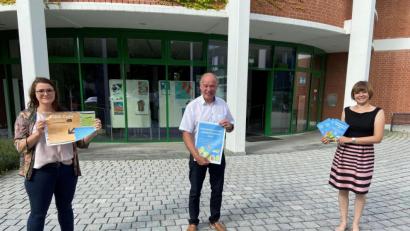 Bild: Wolfgang Roggenhofer/exb
Auf möglichst viele teilnehmende Kinder freuen sich die „Macher“ des Kümmersbrucker Ferienprogramms mit (von links) Helena Schubert, Bürgermeister Roland Strehl und Anja Jäger.