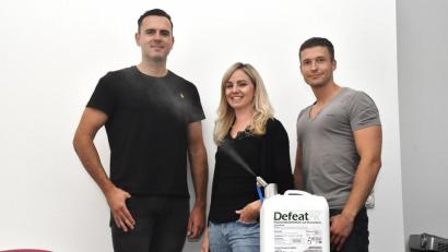 Bild: Petra Hartl
Timo Györi, Julia Rex und Benjamin Eibisch (von links), die Geschäftsführer der Firma Apollon Biotech aus Kümmersbruck, zeigen, wie die Desinfektion per Trockennebel funktioniert: Der Vernebler wird auf einen Kanister geschraubt, aus dem das Desinfektionsmittel per Druckluft im ganzen Raum verteilt wird.