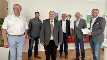 Bild: Freie Wähler Amberg-Sulzbach
Sie positionieren sich gegen die Pläne, Auerbach aus dem Landtags-Stimmkreis Amberg-Sulzbach rauszunehmen und es dem Stimmkreis Tirschenreuth zuzuordnen (von links): stellvertretender Landrat Franz Mädler, Stefan Kroher, der Vorsitzende der JFW Auerbach , FW-Kreitagsfraktionssprecher Peter Dotzler, der Auerbacher Bürgermeister Joachim Neuß, FW-Ortsvorsitzender Christoph Kasseckert und Hans Martin Grötsch, stellvertretender FW-Landesvorsitzender.