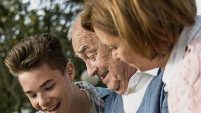 Symbolbild:  Uwe Umstätter/Westend61/dpa
Für Menschen mit Demenz sind soziale Kontakte mit am wertvollsten. Das geht auch ohne Worte, wenn man etwa zusammen Fotos von früher ansieht.