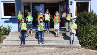 Bild: bö
Die musikalische Früherziehung für dieses Jahr ist abgeschlossen. Zum Schuljahresende gab es Urkunden und ein kleines Geschenk für die erfolgreiche Teilnahme der Kinder.