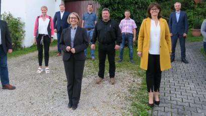 Bild: Verena Sägenschnitter/exb
Der neue Vorstand des CSU-Ortsverbands Kastl (von links): Vorsitzender Andreas Otterbein, erste Stellvertreterin Monika Breunig, Bürgermeister Stefan Braun, Bundestagskandidatin Susanne Hierl, Schriftführer Michael Guttenberger, dritter Stellvertreter Roland Bösl, Schatzmeister Georg Ehbauer, Bundestags-Listenkandidatin Birgit Barth, Landtagsabgeordneter Harald Schwartz und zweite Stellvertreterin Birgit Wiesend.