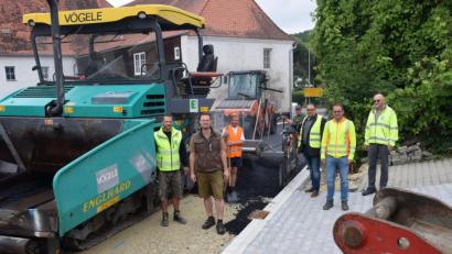Bild: bö
Eng zu geht es derzeit in Hohenburg wegen der Teerarbeiten in der Mendorferbucher Straße (von rechts): Oberbauleiter Jochen Zuber, Georg Rumpler (Renner und Hartmann Consult), Hubert Englhard, Bürgermeister Florian Junkes und der örtliche Bauleiter.