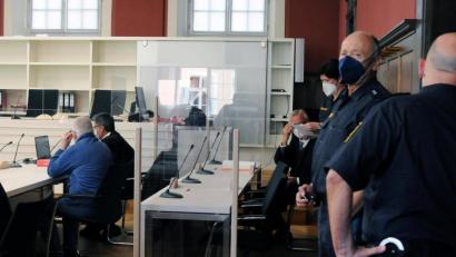 Archivbild: Stephan Huber
Karlheinz R. (im blauen Pullover) zu Prozessbeginn.