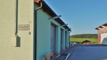 Bild: br
Die Betriebshalle auf den gemeindlichen Bauhof (unser Bild) wird künftig von einem Dunkelstrahler für Erd- und Flüssiggas beheizt.