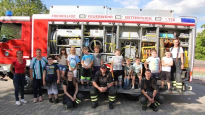 Bild: kro
Die Kinder der Offenen Ganztagsschule mit Leiterin Cornelia Firneis (Zweite von links) erlebten einen informativen Tag zum Thema Feuerwehr. Lena Nemsow, Carolina Grabis, Felix Dubrowski und Peter Kraus von der Mitterteicher Wehr begeisterten die Mädchen und Buben mit ihrem Fachwissen.