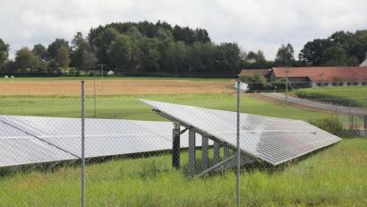 Bild: frd
Zwischen der Solaranlage am östlichen Rand des Gewerbegebiets West (im Vordergrund) und dem Oberviechtacher Stadtteil Hof (rechts im Hintergrund) sollen nicht nur neue Gewerbeflächen, sondern auch ein weiteres "Sonnenfeld" entstehen.