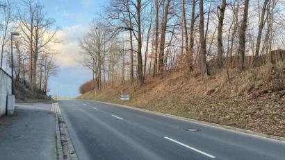 Bild: e
Nach der Einmündung zum Sportplatz FC Schlicht wird eine Querungshilfe eingebaut und der Geh- und Radweg auf der gegenüberliegenden Seite bis zur Einfahrt in das Neubaugebiet Weidenstock fortgeführt. Auf beiden Straßenseiten müssen dafür einige Bäume und Büsche entfernen werden, damit die Steigung nicht mehr als sechs Prozent erreicht und der Abschnitt als barrierefrei gilt.