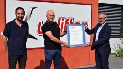 Bild: bnr
Seit 20 Jahren schreibt die Firma Uplifter GmbH & C. KG aus Oberaich eine Erfolgsgeschichte. Zum Firmenjubiläum gratulierte IHK-Geschäftsführer Richard Brunner (rechts) den Firmeninhaber Martin Lobinger (Mitte) und seinem Marketingleiter Robert Neugebauer (links).