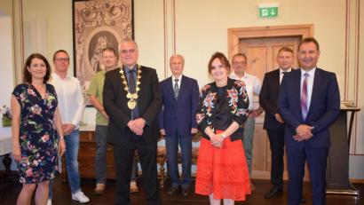 Bild: bnr
Mit einem Festakt verabschiedete die Stadt Pfreimd die sieben ausgeschiedenen Stadträte und überreichten ihnen je nach Dienstzeit die Bürgermedaille oder den Ehrenteller der Stadt Pfreimd. Unsere Aufnahme zeigt von links: Katrin Zuber, Kämmerer Christian Hechtl, Rupert Schichtl, Bürgermeister Richard Tischler, Hans Müller, Zweite Bürgermeisterin Johanna Mertins, Manfred Bruckner, Alfred Armer und Dritten Bürgermeister Norbert Auer.