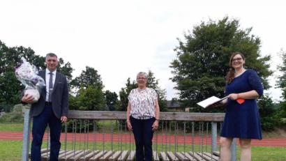 Bild: fz
Bürgermeister Markus Ziegler und Rektorin Katja Meidenbauer verabschieden die Schulhausmeisterin Helga Völkl (Mitte).