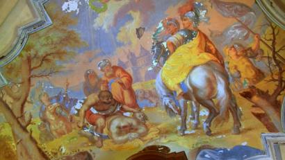 Bild: Ingrid Leser/exb
Das Deckenfresko über der Orgel in der Jakobuskirche stammt vom Tirschenreuther Kirchenmaler Maurus Fuchs. Es zeigt die „Enthauptung des Hl. Apostel Jakobus“. Eine Besonderheit ist der seltsam dreinblickende Schimmel.