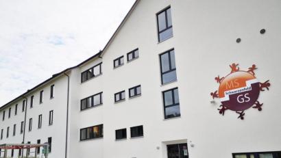 Bild: Thomas Dobler
Im Zuge der Generalsanierung des Schulgebäudes und dem Einbau der provisorischen Kindertagesstätte wurden viele Räumlichkeiten als Lagerfläche entzogen. Dem soll nun der Neubau eines Funktionsgebäudes gegensteuern, der neben dem A-Bau der Schule (Bild) errichtet wird.