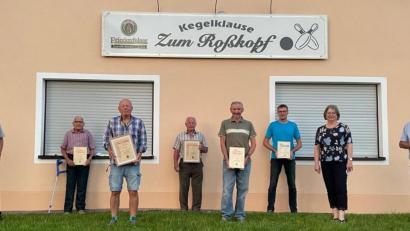 Bild: Malzer/exb
Dank an treue Mitglieder: Im Bild von links Jürgen Ronz, Erich Diesner, Anton Malzer, Josef Malzer, Paul Ronz, Robert Fießinger, Dritte Bürgermeisterin Gisela Kastner, Hans Malzer.