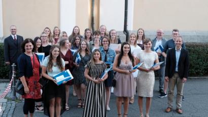 Bild: nba
Die erfolgreichen Absolventen in der Erzieherausbildung der Caritas-Fachakademie für Sozialpädagogik in Weiden.