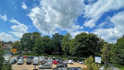 Bild: fph
Viele Kunden, Anwohner und Mitarbeiter der umliegenden Geschäfte nutzen den Parkplatz neben dem Stadtpark.