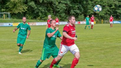 Bild: mr
So wie hier gegen Pfreimd laufen die Kicker des FC OVI/Teunz (in den grünen Trikots) in dieser Saison desöfteren hinterher. Der Aufsteiger weicht aber auch in der Bezirksliga Nord nicht von seinem Konzept ab..