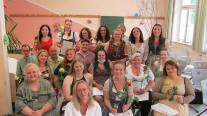 Bild: Sabrina Seidl/exb
Die Absolventen der Berufsfachschule zusammen mit Ihrer Klassenleiterin Josefine Falkenstein (vorne) und Lehrerin Regina Koller, vorne, links).