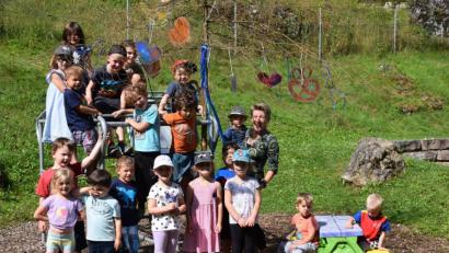 Bild: bö
Die Hohenburger Kindergartenkinder feiern ganz versteckt hinter dem Pfleghof ihre Kirwa ab.