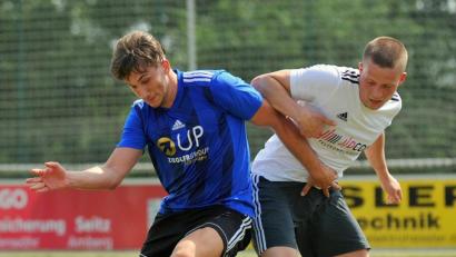 Archivbild: Werner Franken
Nico Argauer (links, Szene aus dem Vorbereitungsspiel gegen die SV Grafenwöhr) trug sich in Bad Abbach gleich zweimal in die Torschützenliste der SpVgg SV Weiden ein.