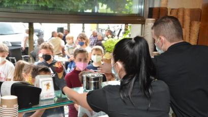 Bild: dob
Zum Start der Eis-Tournee von Oberpfalz-Medien wurde die Eisdiele Scotta herausgefordert. Immerhin 664 leckere Eiskugeln wanderten zwischen 11 und 13 Uhr auf Kosten von Oberpfalz-Medien über die Theke.