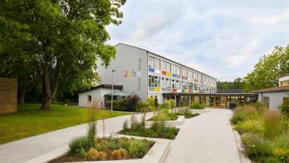 Bild: Thilo Hierstetter
Der Eingangsbereich zur Jahn-Grundschule im Stadtteil Rosenberg gilt als Abschluss der über Jahre sanierten Schule und gleichzeitig als deren „neues Gesicht“.