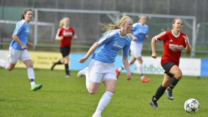 Archivbild: Hubert Ziegler
Anne Wagner (Mitte) erzielte drei Treffer beim 5:0-Sieg des TSV Theuern gegen den FV Obereichstätt.