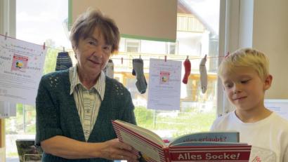 Bild: gis
Büchereileiterin Selma Markhof freut sich über viele Besucher im Bücherstadl, die mit "Rabe Socke" viel erleben möchten.
