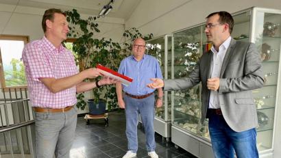 Bild: Eichl
Bürgermeister Ernst Schicketanz (links) übergibt im Beisein seines Geschäftsleiters Rüdiger Fuhrmann das Schallschutz-Gutachten dem DB-Projektleiter Norman Wilk (rechts).