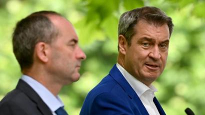 Bild: Peter Kneffel
Markus Söder (rechts) und Hubert Aiwanger kämpfen aktuell im Bundestagswahlkampf gegeneinander.