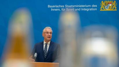 Bild: Peter Kneffel
Innenminister Joachim Herrmann (CSU) stellt den Verfassungsschutzbericht für das erste Halbjahr 2021 vor.