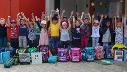 Bild: mez
Insgesamt 31 Vorschulkinder freuen sich auf ihre ersten Tage als Abc-Schützen in der Grundschule. An gleich zwei Tagen feierte der Nachwuchs seinen Abschied von der Kindergartenzeit mit Eltern, Erzieherinnen und Hausherr Pfarrer Markus Bruckner.
