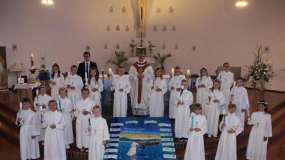 Bild: ads
Pfarrer Michael Jakob mit den zehn Mädchen und den zehn Jungen, die in St. Konrad ihre Erstkommunion feierten.