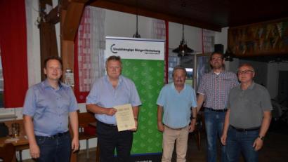 Bild: ak
UBV-Vorsitzender Christian Bäß (Zweiter von rechts) und Bürgermeister Christian Porsch gratulierten Altbürgermeister Manfred Porsch zur Ernennung zum Ehrenvorsitzenden sowie Karl Braun und Rudi Kirchberger (von links) zu ihren Auszeichnungen für Mitarbeit und Treue.