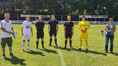 Bild: sp
Vorm Anpfiff zum Spiel der SpVgg Greuther Fürth und des FC Erzgebirge Aue überreichten Dritte Bürgermeisterin Katharina Hage (rechts) und der Kemnather Spartenleiter Fußball Stefan Gaßler (links) an die Spielführer beider Mannschaften Wimpel des SVSW.