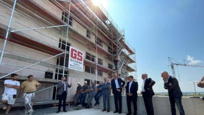 Bild: Isabel Intrup/exb
Richtfest feierte die Kewog beim neuen Appartementhaus in Herzogenaurach. Dazu waren auch Landrat Roland Grillmeier und Bürgermeister Franz Stahl angereist.