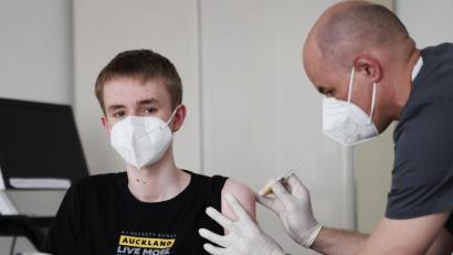 Symbolbild: Oliver Berg
Ein 15-Jähriger wird in einer Arztpraxis mit dem Serum von Biontech/Pfizer geimpft.