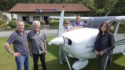 Bild: Andreas Spiering/exb
Der alte und neue Vorstand des Oberpfälzer Motorflieger-Clubs: René Mühlmeier, Manfred Voit, Präsident Reinhold Eger, Michael Meier und Ines Feurich.