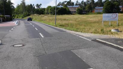 Bild: bö
Vollsperrung: Die Hauptstraße in Ebermannsdorf wird von der Autobahnbrücke A6 bis in den Einmündungsbereich der Theuerner Straße neu geteert. Das Bild zeigt die Kreisstraße im Bereich der Neuen Mitte.